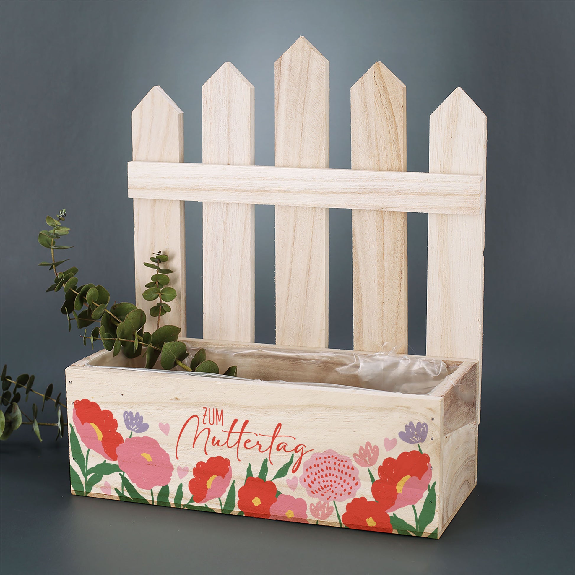 Leere Pflanzkiste mit Zaunmotiv und Blumenaufdruck „Zum Muttertag“ aus Holz