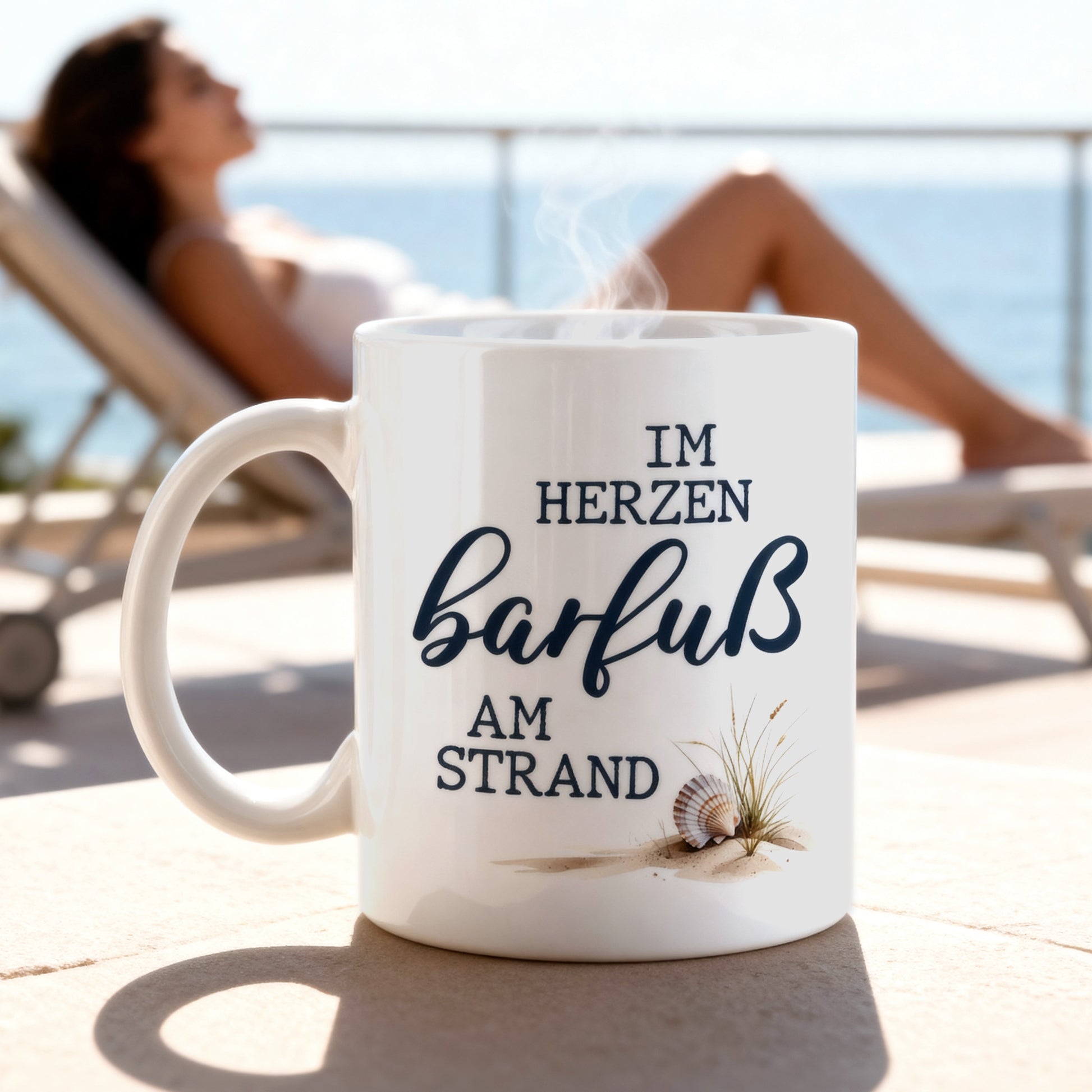 Urlaubs-Spruchtasse mit Stranddesign im Sonnenlicht