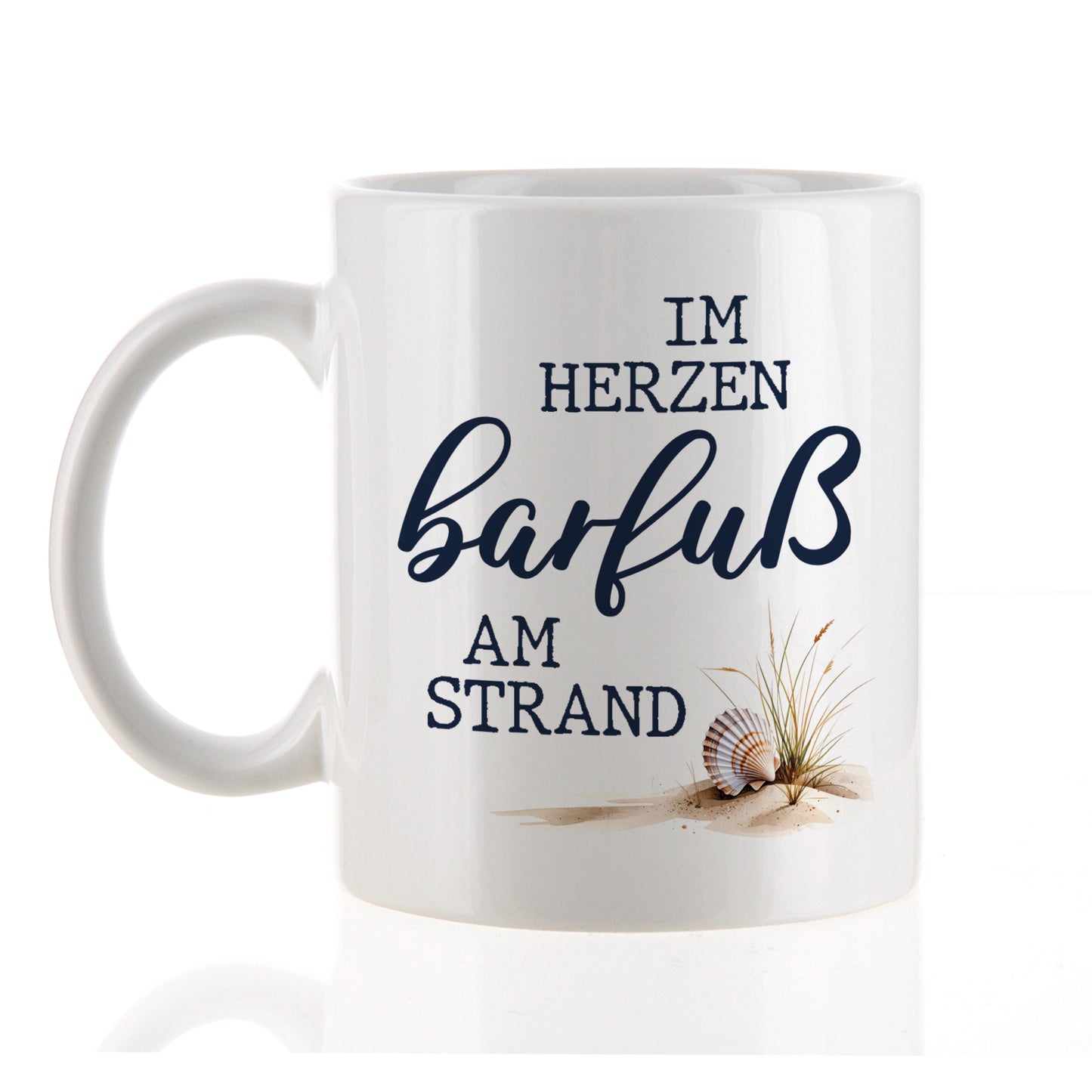 Weiße Tasse mit Spruch „Im Herzen barfuß am Strand“ freigestellt