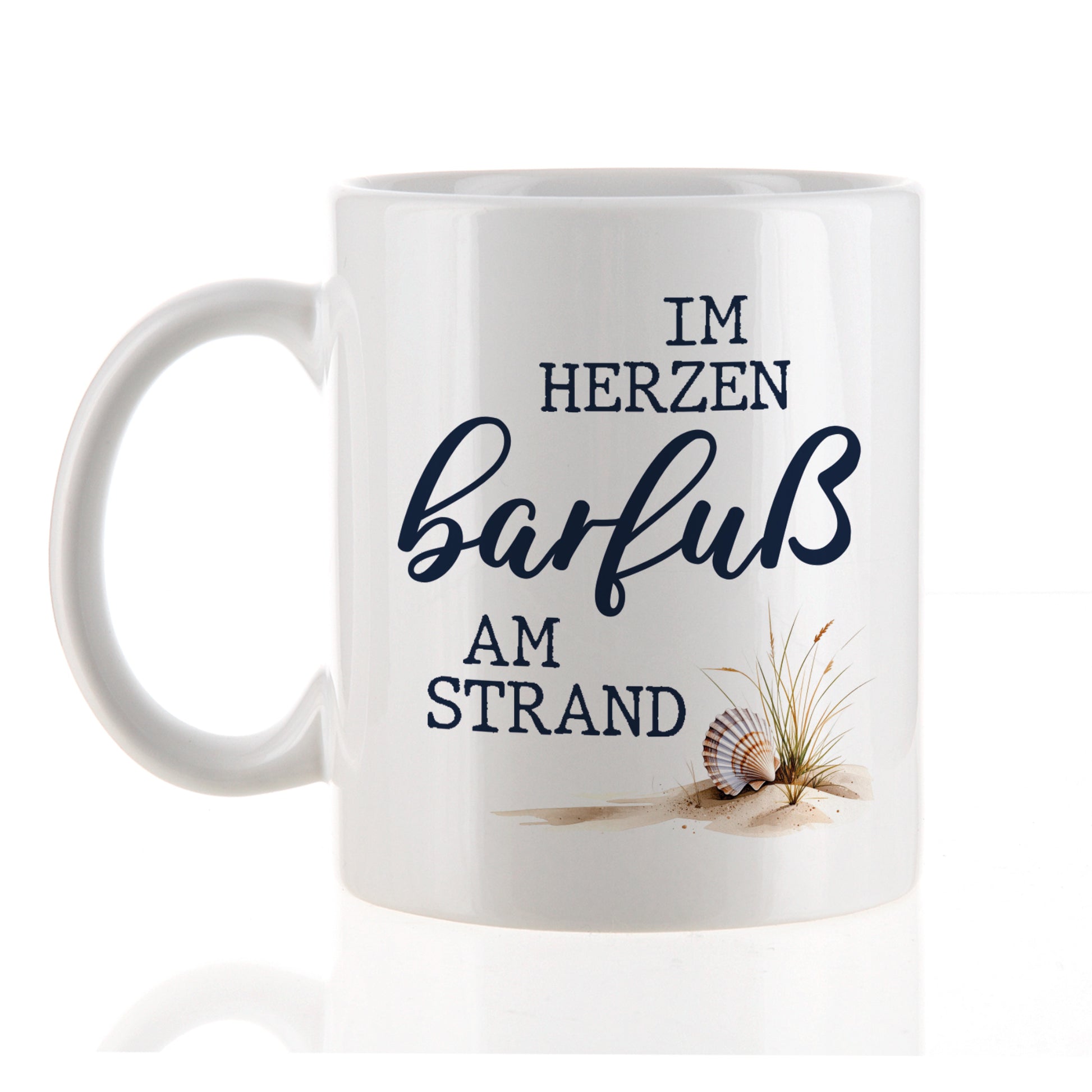 Weiße Tasse mit Spruch „Im Herzen barfuß am Strand“ freigestellt