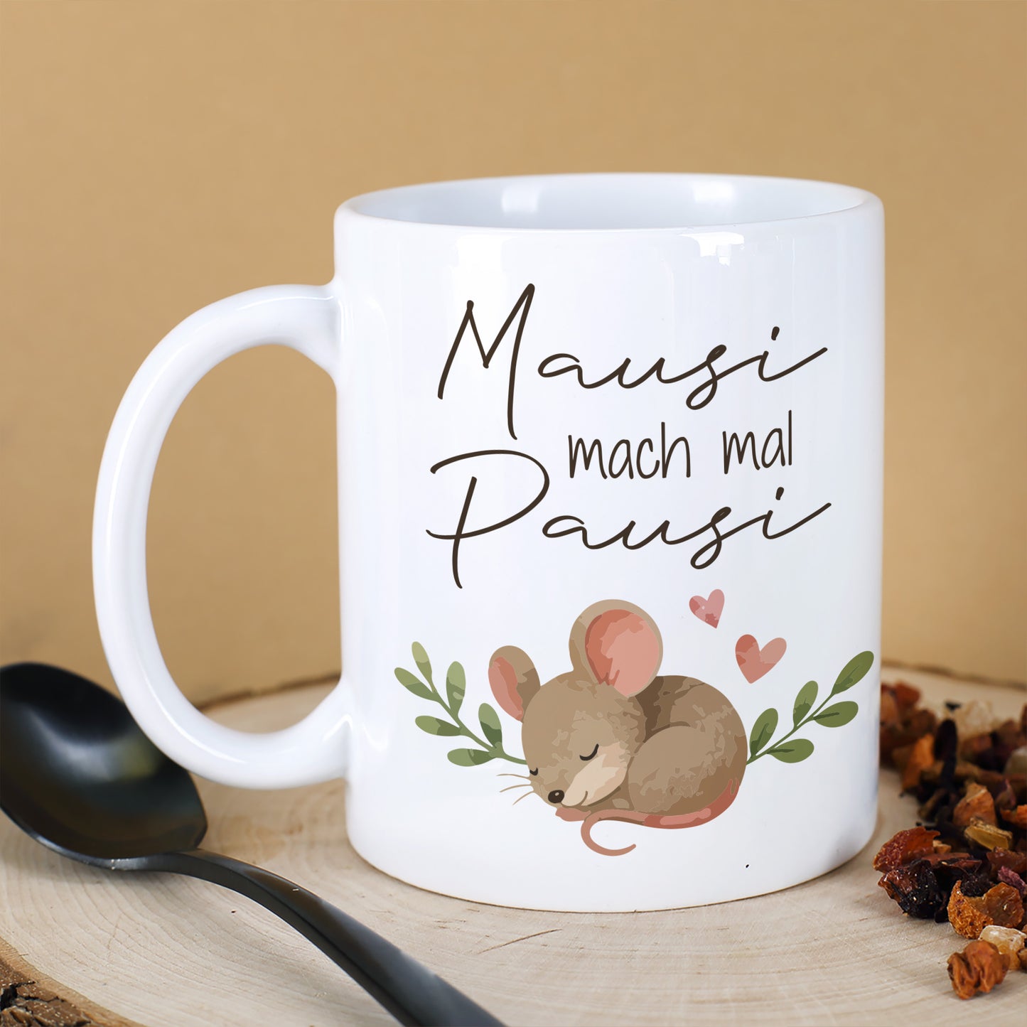 Tasse Mausi mach mal Pausi mit niedlichem Maus Motiv auf Holzscheibe mit Tee und Löffel