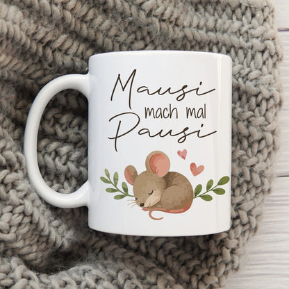 Tasse Mausi mach mal Pausi mit Maus Motiv auf grauem Strickhintergrund