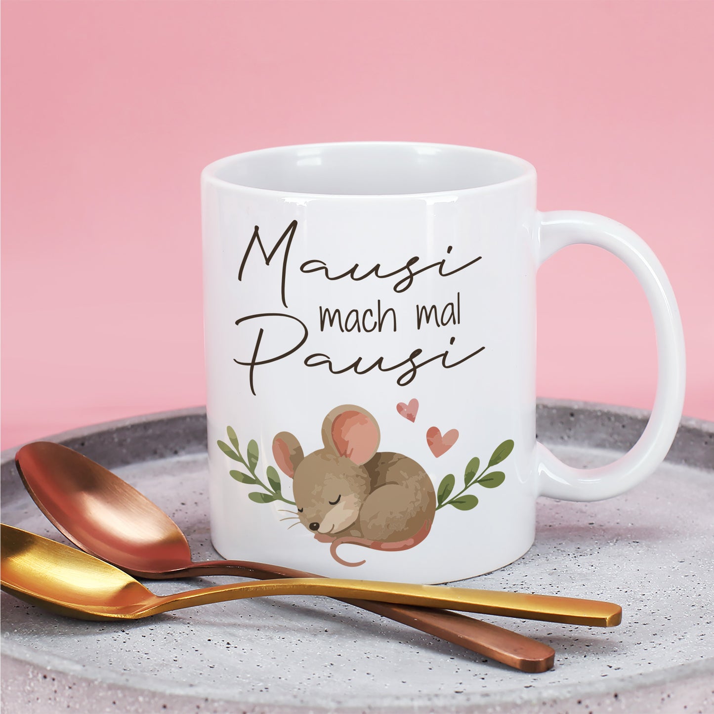 Kaffeetasse mit Mausi mach mal Pausi Spruch und Maus Motiv auf rosa Hintergrund