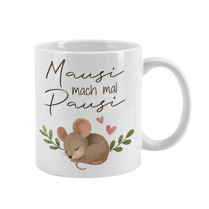 Produktfoto weiße Tasse mit Mausi mach mal Pausi Motiv freigestellt vor weißem Hintergrund