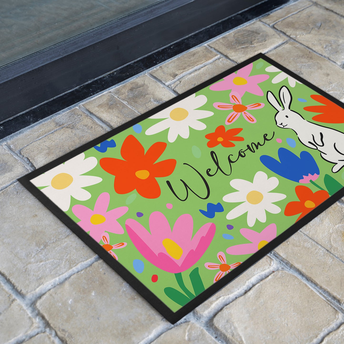 Welcome Fußmatte mit fröhlichem Blumenmotiv und Hase auf Steinboden vor der Haustür