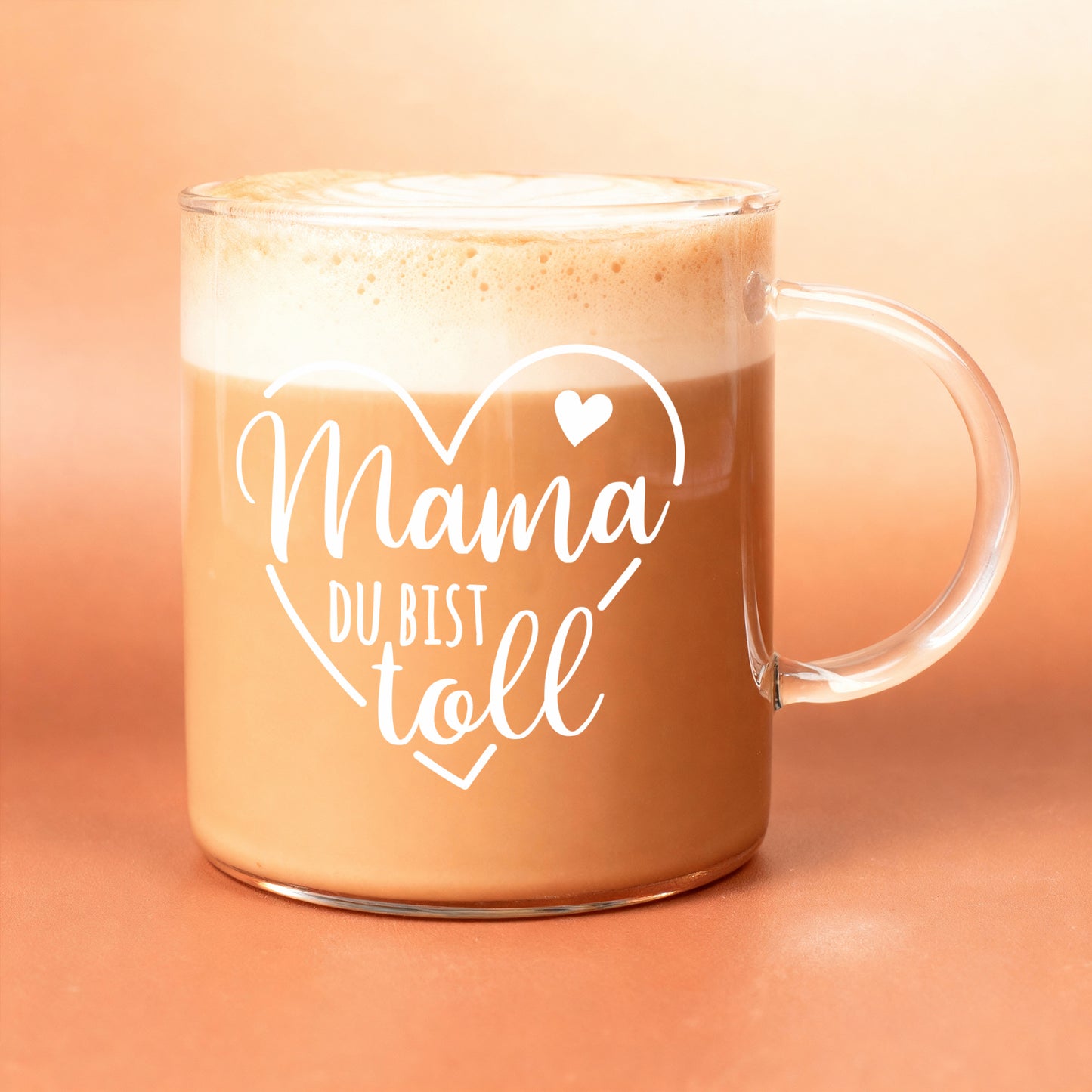 Glas Teetasse mit Milchschaum und Schriftzug Mama du bist toll als Geschenkidee