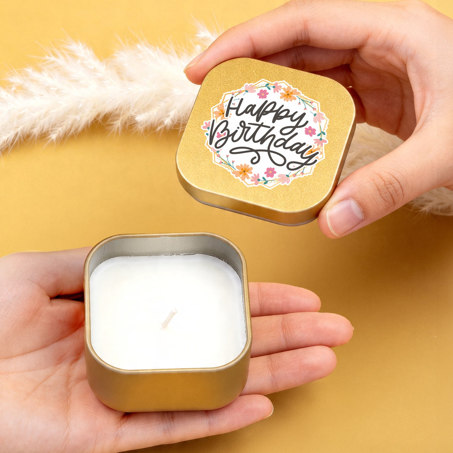 Hände präsentieren goldene Mini Duftkerze mit Happy Birthday Deckel