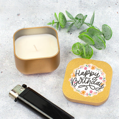 Goldene Duftkerze mit Happy Birthday Motiv neben Feuerzeug und Eukalyptuszweig