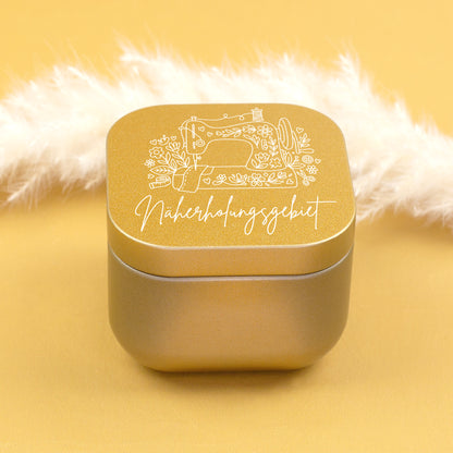 Goldene Mini Duftkerze mit Nähmaschine, Blumen und Schriftzug Näherholungsgebiet
