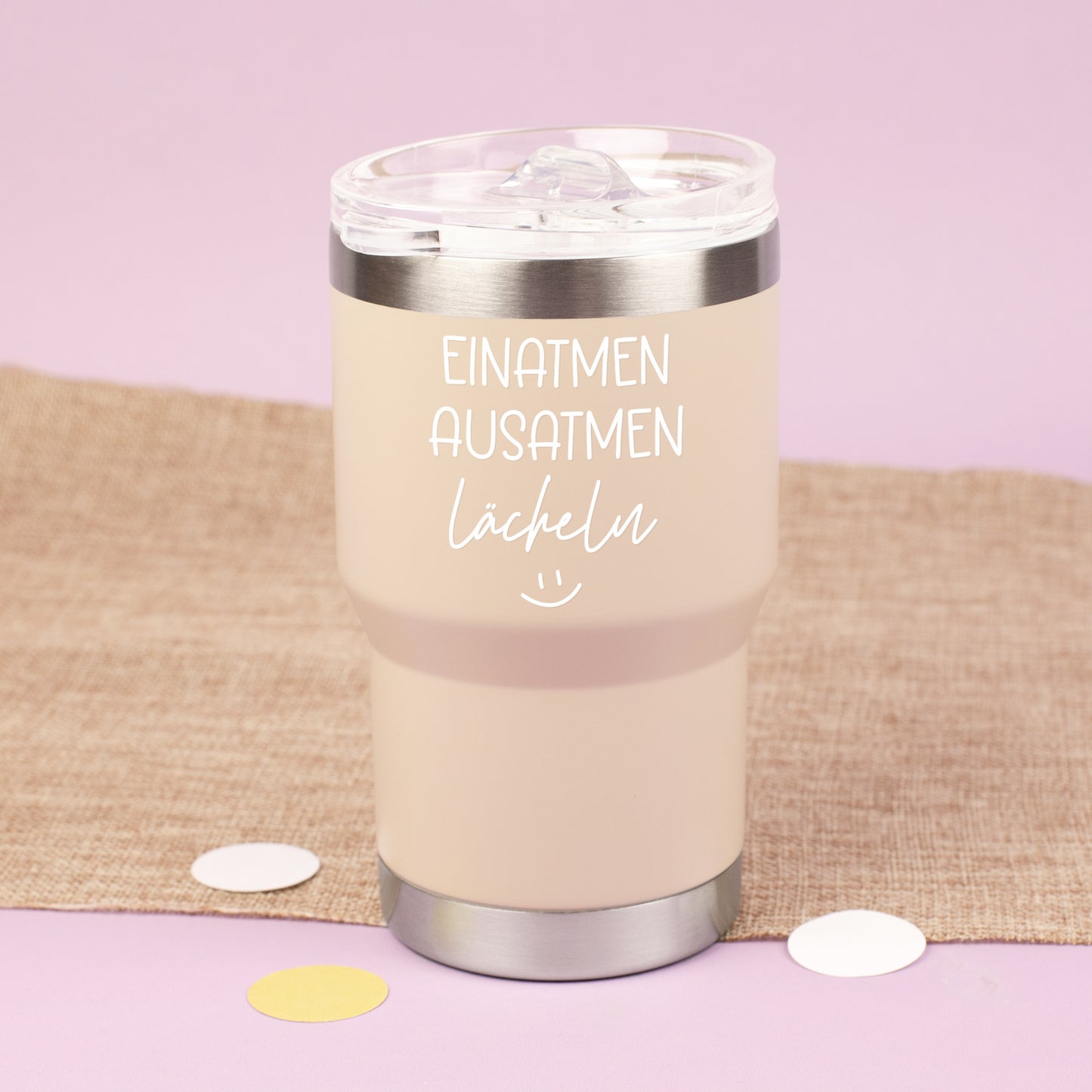 Beiger Thermobecher mit transparentem Deckel und weißem Spruch Einatmen Ausatmen Lächeln