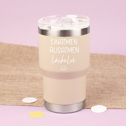 Beiger Thermobecher mit transparentem Deckel und weißem Spruch Einatmen Ausatmen Lächeln
