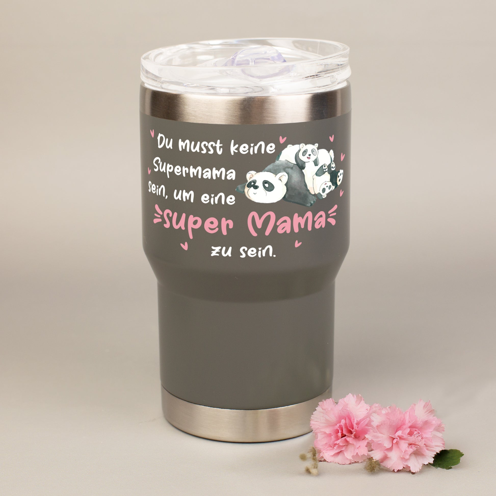 Thermobecher grau mit Panda Motiv Super Mama und Deckel geschlossen auf neutralem Hintergrund