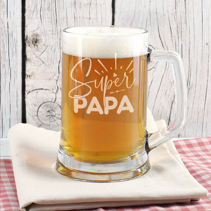 Bierkrug Super Papa auf Tisch mit rustikalem Hintergrund