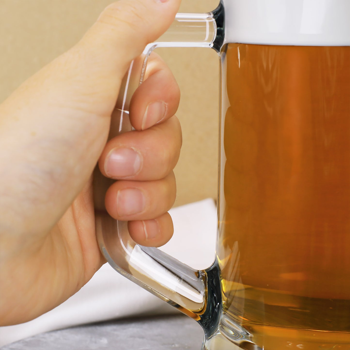 Nahaufnahme Griff eines Bierseidel aus Glas