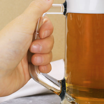 Nahaufnahme Griff eines Bierseidel aus Glas
