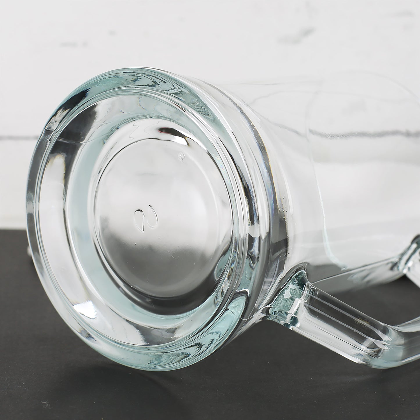 Unterseite eines Bierglases aus transparentem Glas