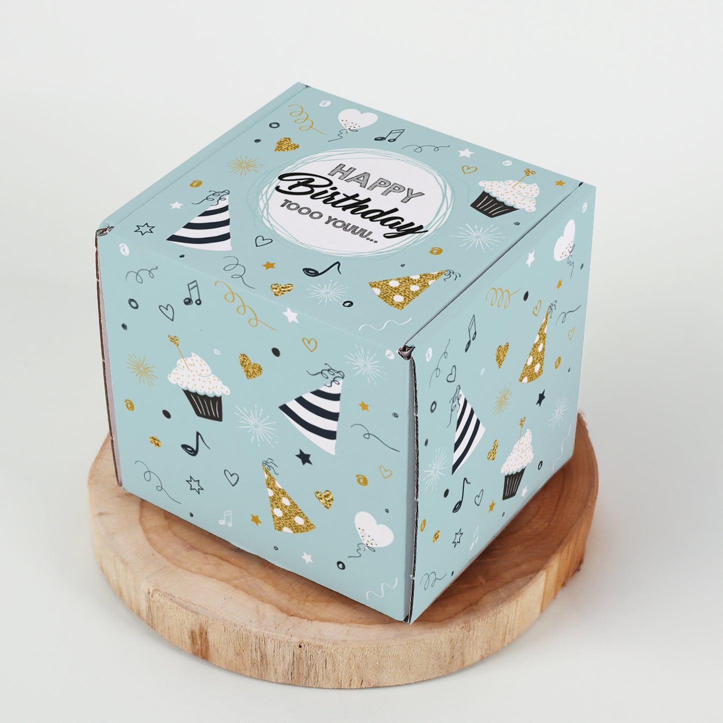 Quadratische Geburtstagsbox auf Holzplatte mit rundum bedrucktem Partymotiv