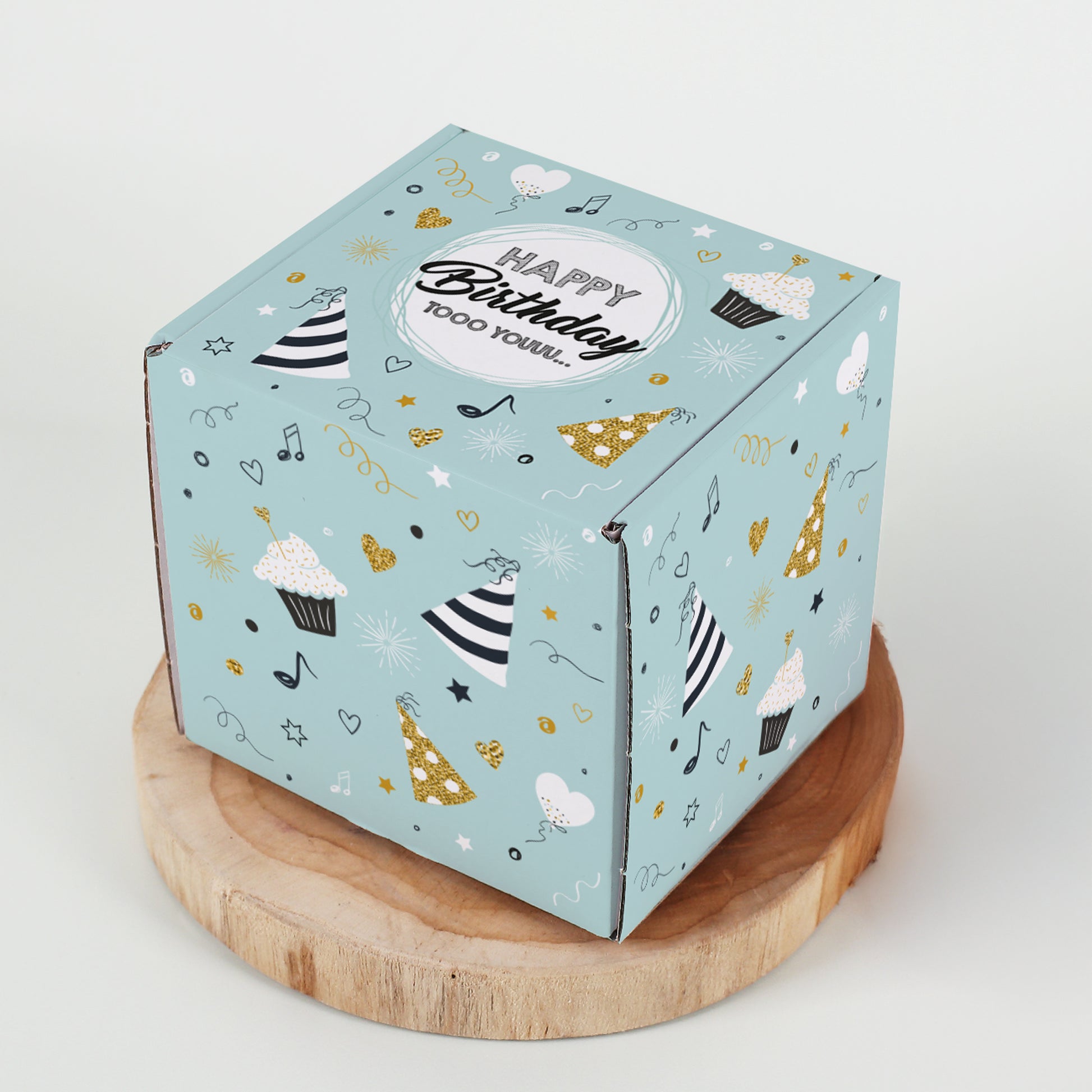 Quadratische Geburtstagsbox auf Holzplatte mit rundum bedrucktem Partymotiv