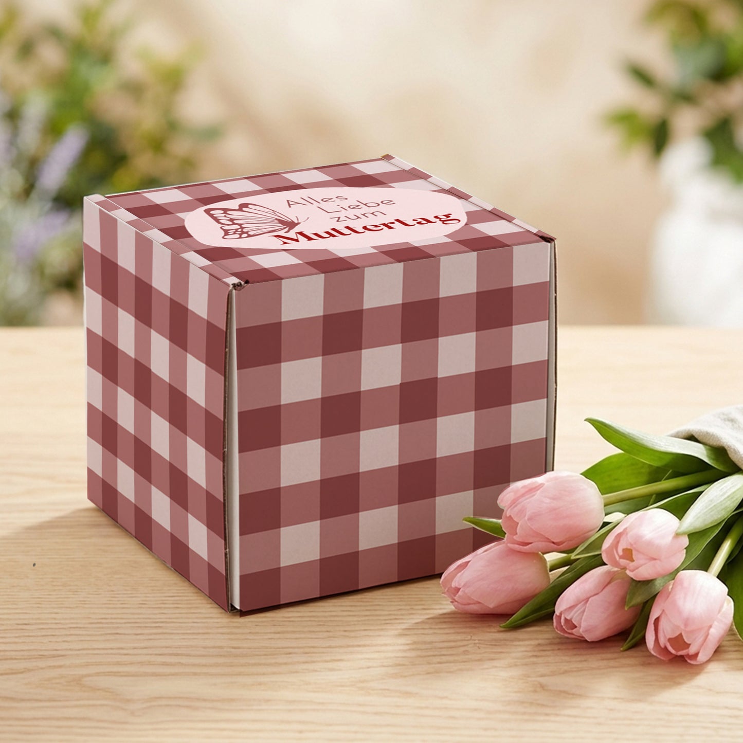 Geschenkverpackung zum Muttertag mit rosa Karomuster und Spruch Alles Liebe zum Muttertag neben rosa Tulpen