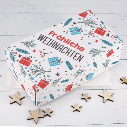 Weiße Geschenkbox zu Weihnachten mit Fröhliche Weihnachten Schriftzug, Geschenk Motiven, Zweigen, Sternen und Holzsternen als Dekoration