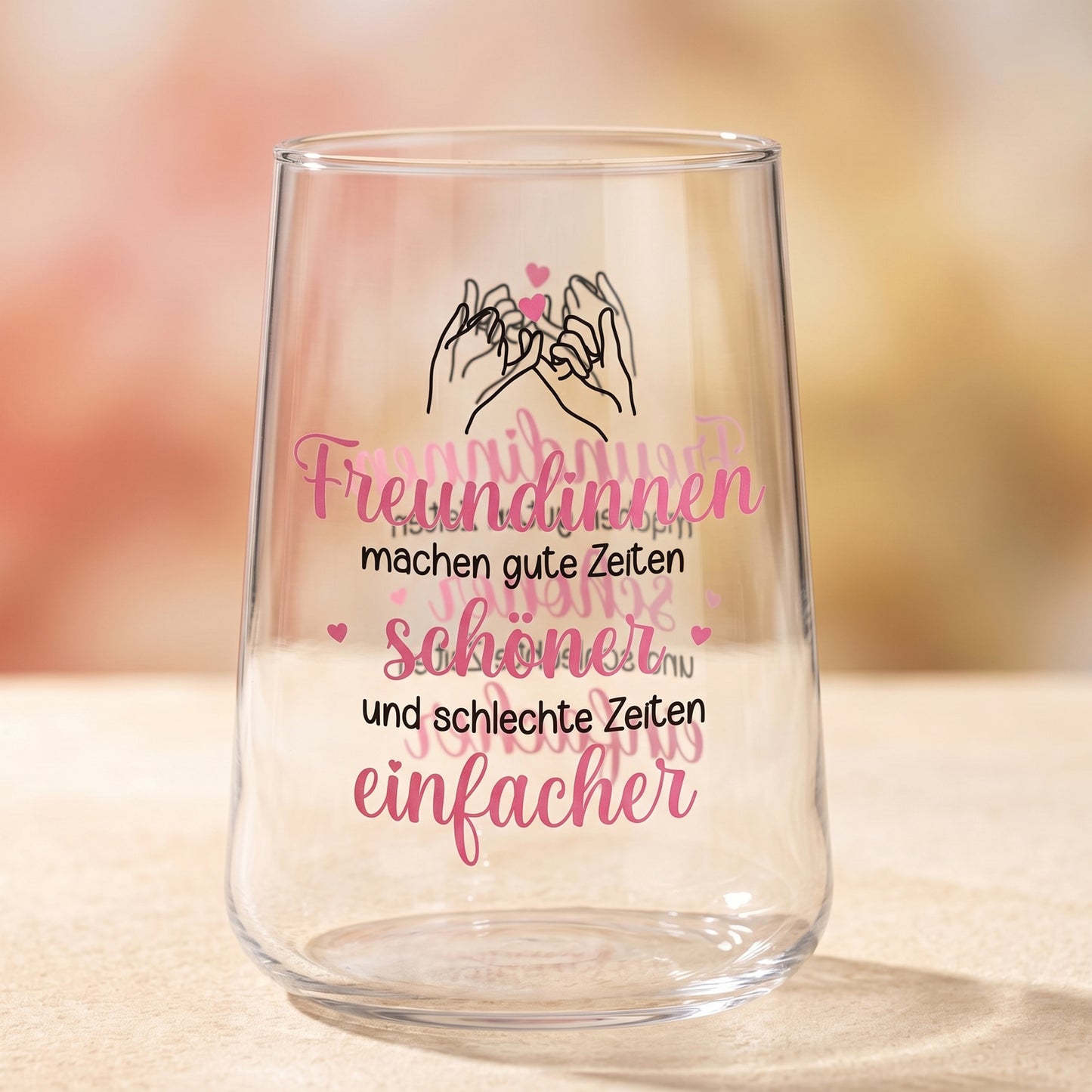 Leeres Trinkglas mit beidseitigem Motivdruck und Spruch „Freundinnen machen gute Zeiten schöner und schlechte Zeiten einfacher“