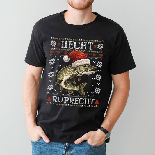 Mann trägt schwarzes Hecht Ruprecht T-Shirt als Weihnachtsgeschenk für Angler