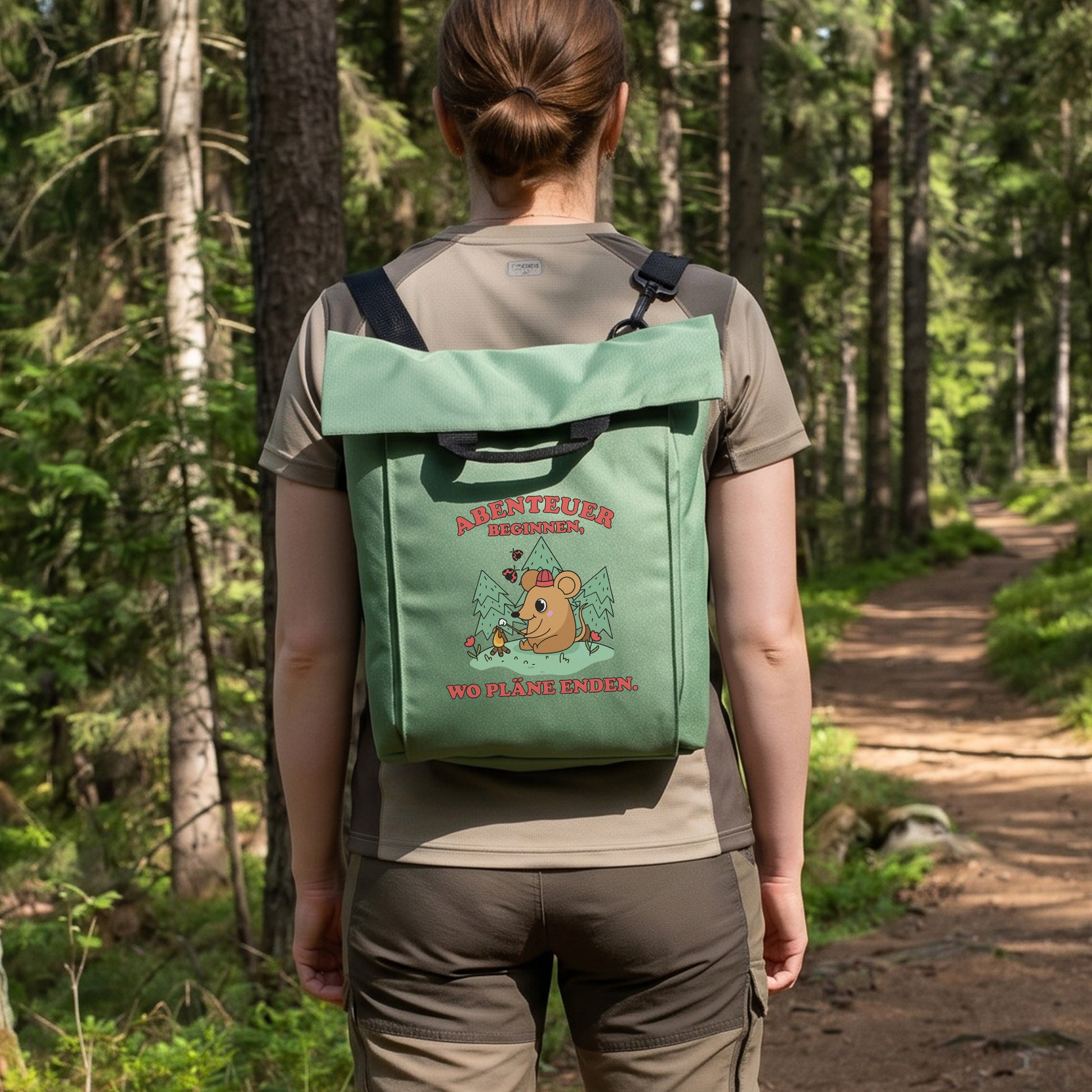 Beiger 2-in-1 Rucksack mit Abenteuer-Maus Motiv und Becher als Geschenkidee für Camping und Freizeit