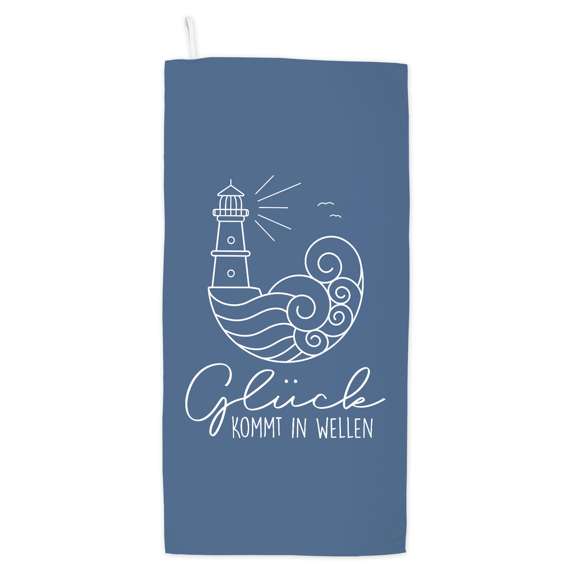 Freigestelltes Sporthandtuch mit blauem maritimem Design, Leuchtturm, Wellen und Schriftzug Glück kommt in Wellen