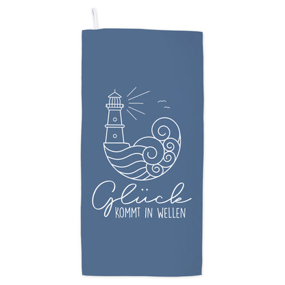 Freigestelltes Sporthandtuch mit blauem maritimem Design, Leuchtturm, Wellen und Schriftzug Glück kommt in Wellen