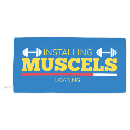 Freigestelltes Sporthandtuch mit Bodybuilding Aufdruck, Hanteln und Ladebalken