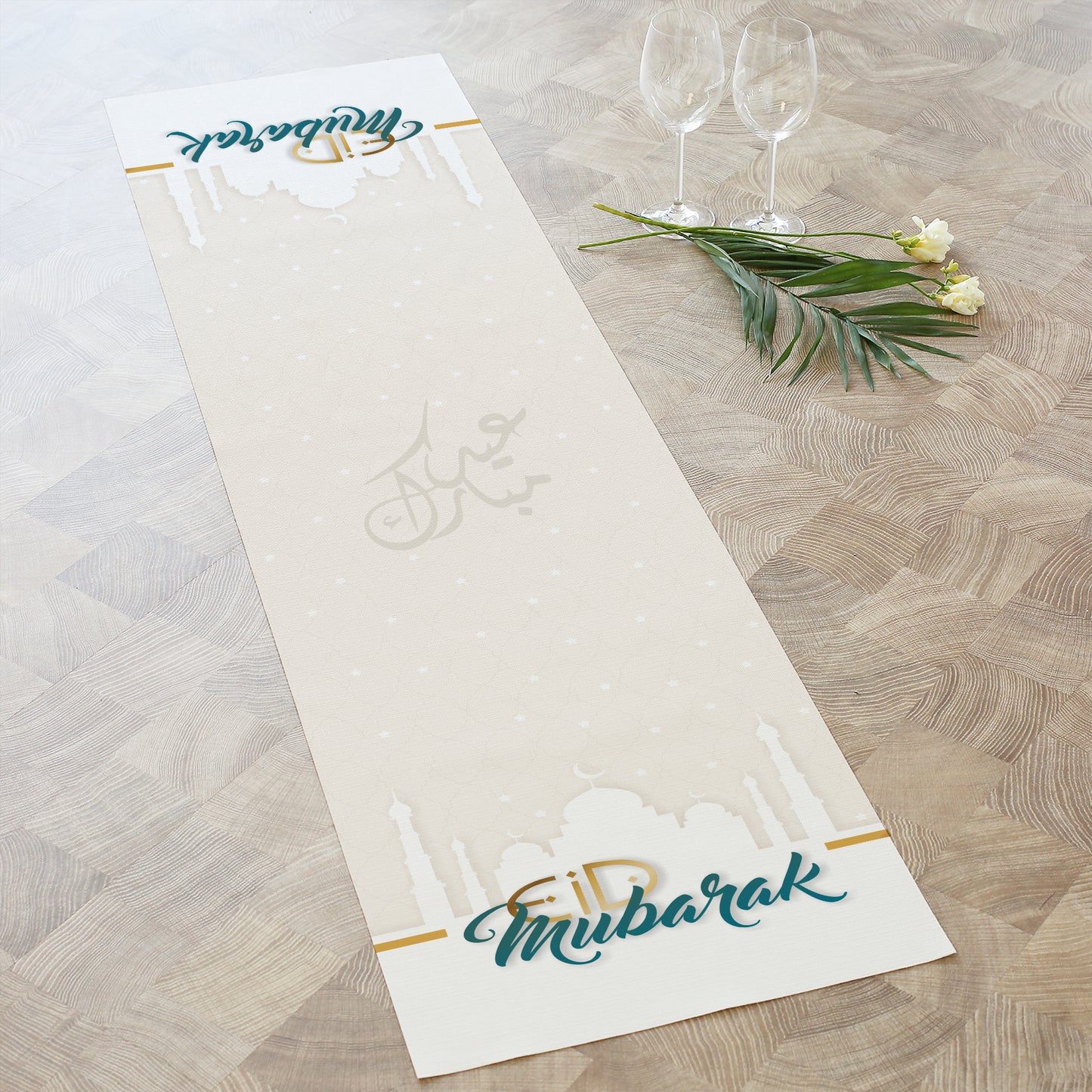 Eid Mubarak Tischläufer in Creme mit Moschee- und Mondmotiv auf Holztisch