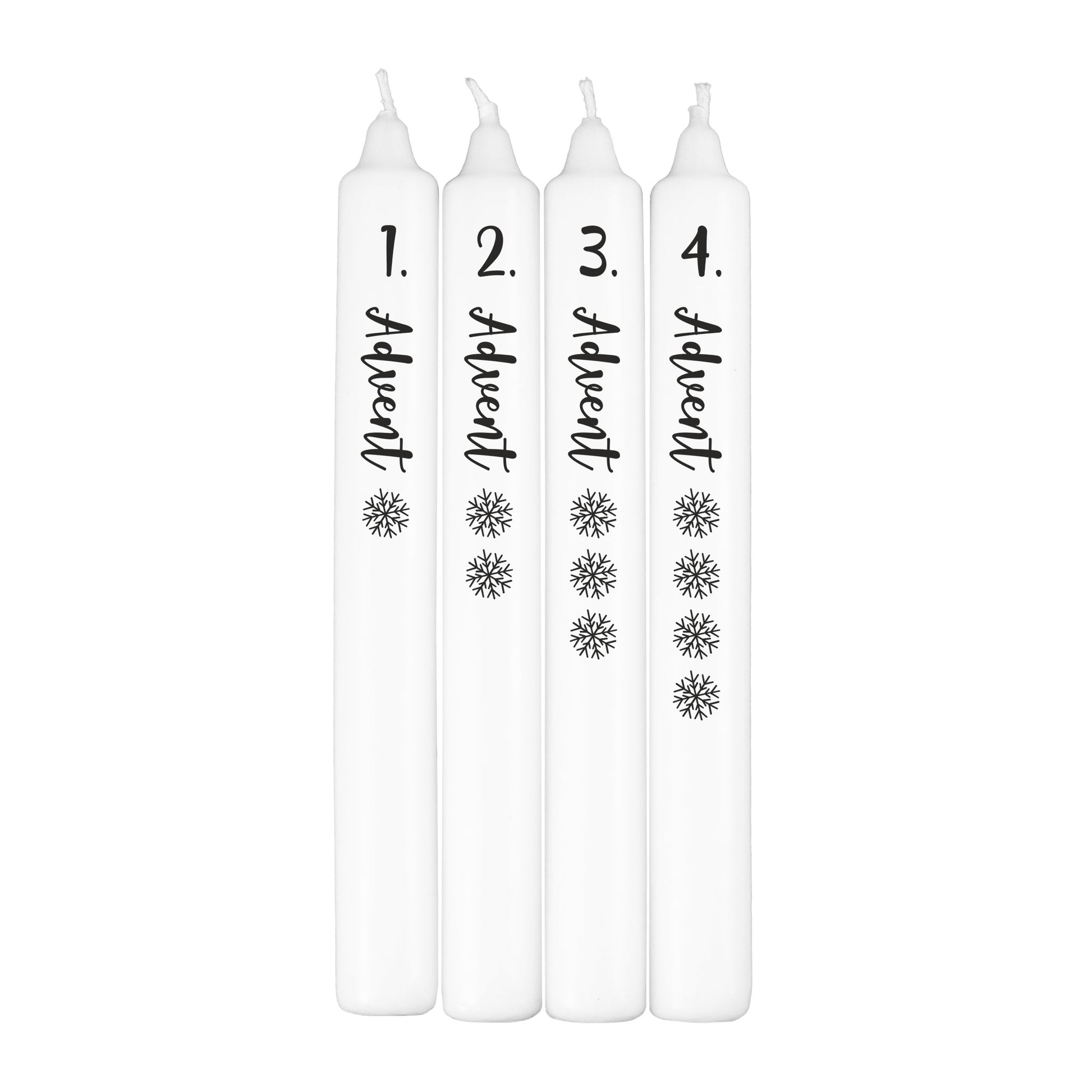 Produktbild der vier weißen Adventskerzen mit Aufdruck 1.–4. Advent und Schneeflocken auf weißem Hintergrund.