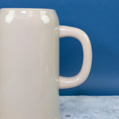 Detailansicht Henkel des kleinen Keramik-Bierkrug mit „Super Papa“-Aufdruck