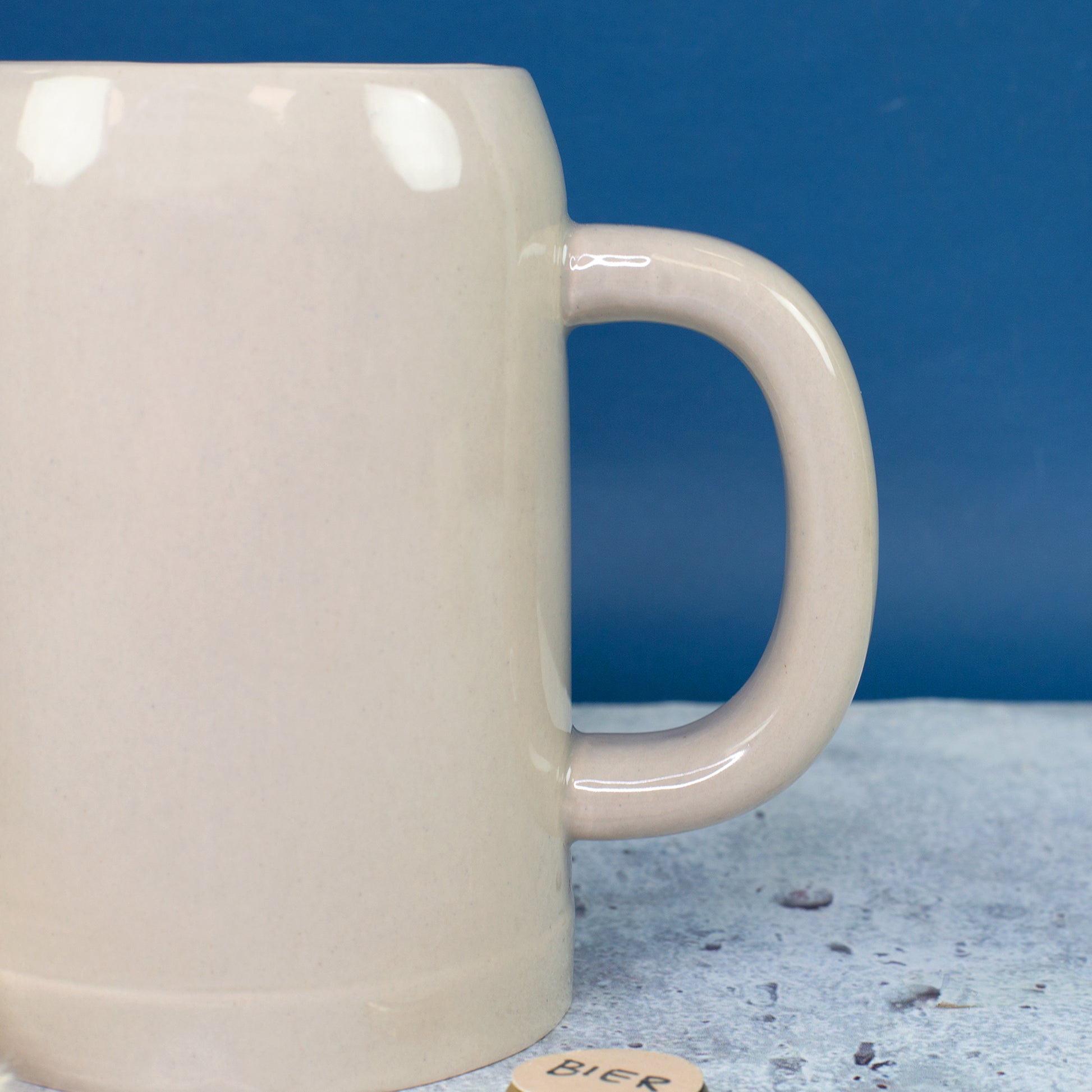 Detailansicht des kleinen Keramik Bierkrug