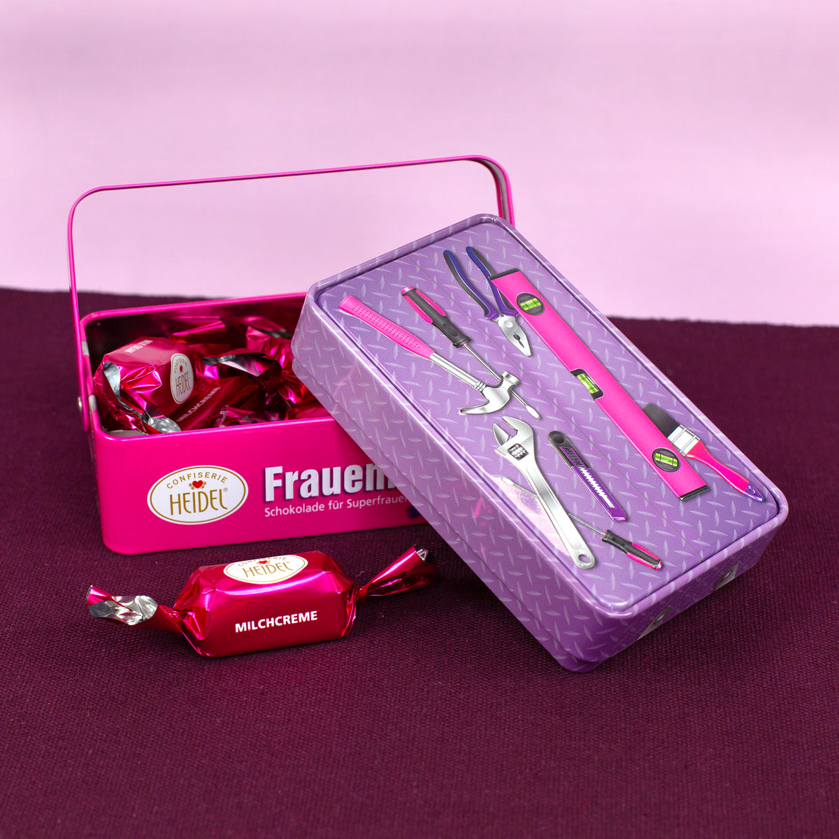 Frauenbox mit Vollmilchschokolade und Werkzeug Motiv auf dem Deckel