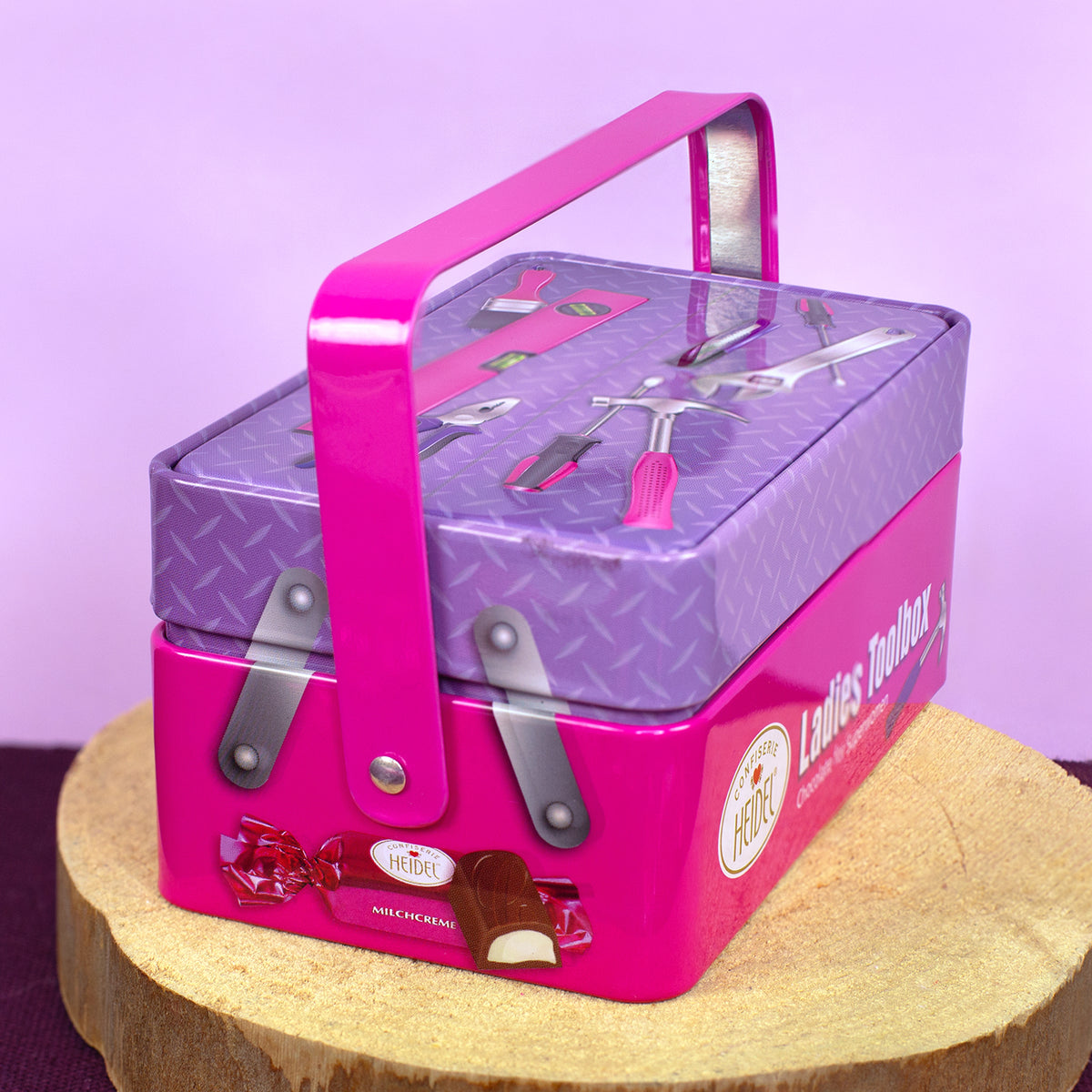 Pinke Schokoladen Frauenbox mit Werkzeugkasten Deckel und Milchcreme Praline
