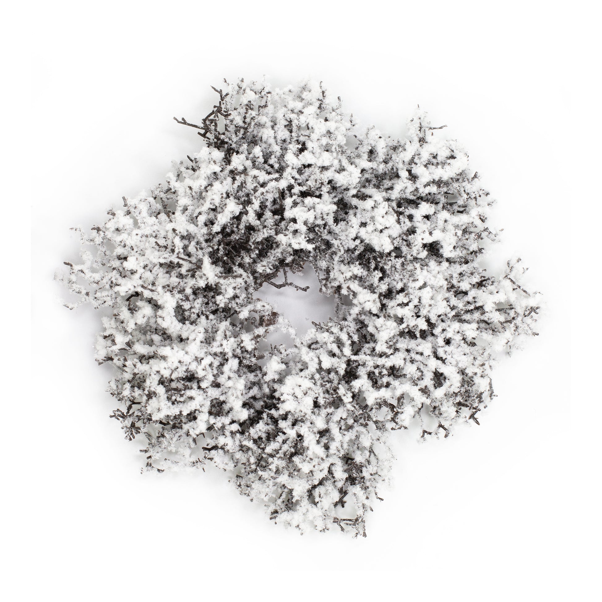 Runder Adventskranz aus weißen Schneezweigen mit winterlicher Struktur – künstliche Deko für Weihnachten und Winterzeit.