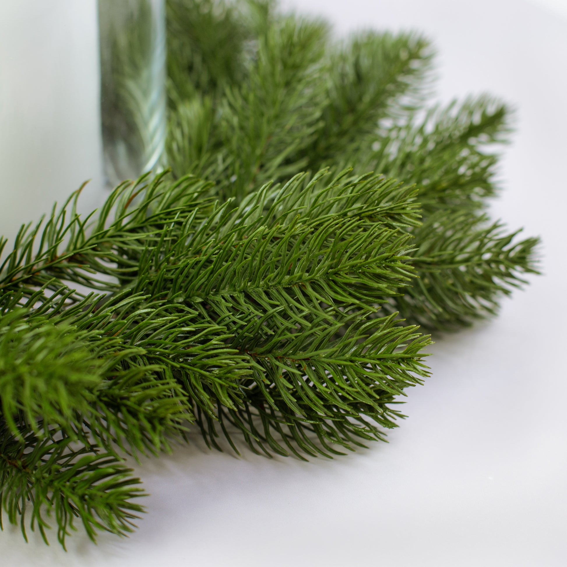 Nahaufnahme der realistischen Tannenzweige des Kunst-Adventskranzes