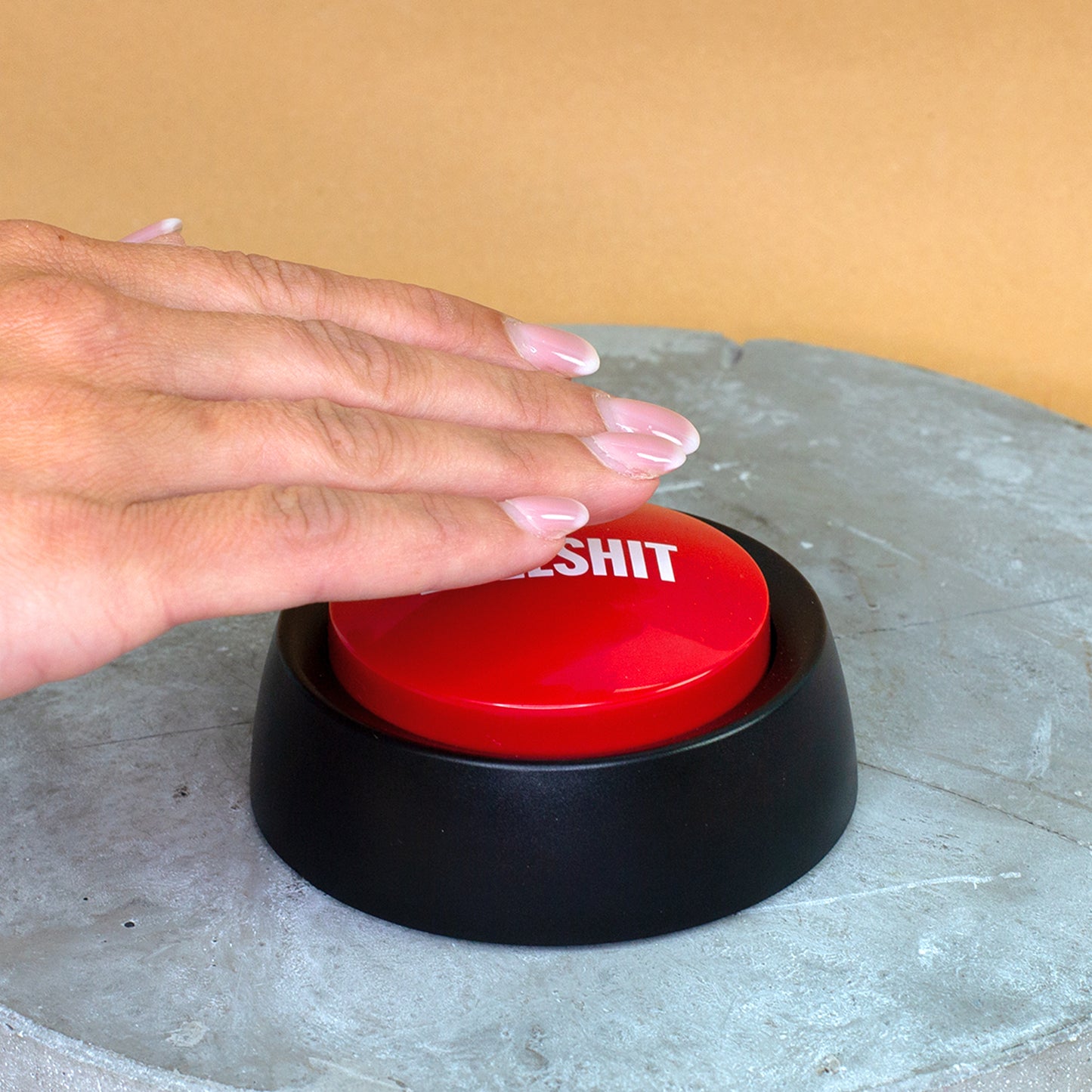 Bullshit Button Sound Button wird mit der Hand gedrückt