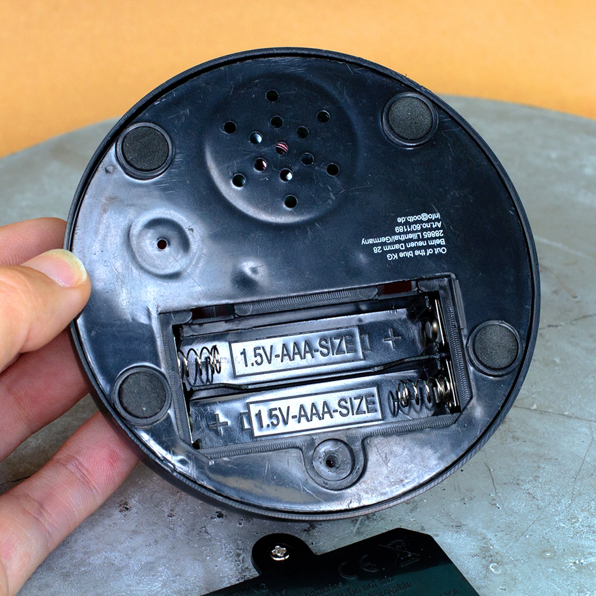 Unterseite vom Bullshit Button mit Batteriefach für 2 AAA Batterien