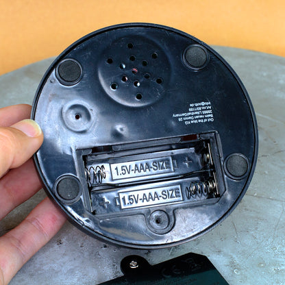 Unterseite vom Bullshit Button mit Batteriefach für 2 AAA Batterien