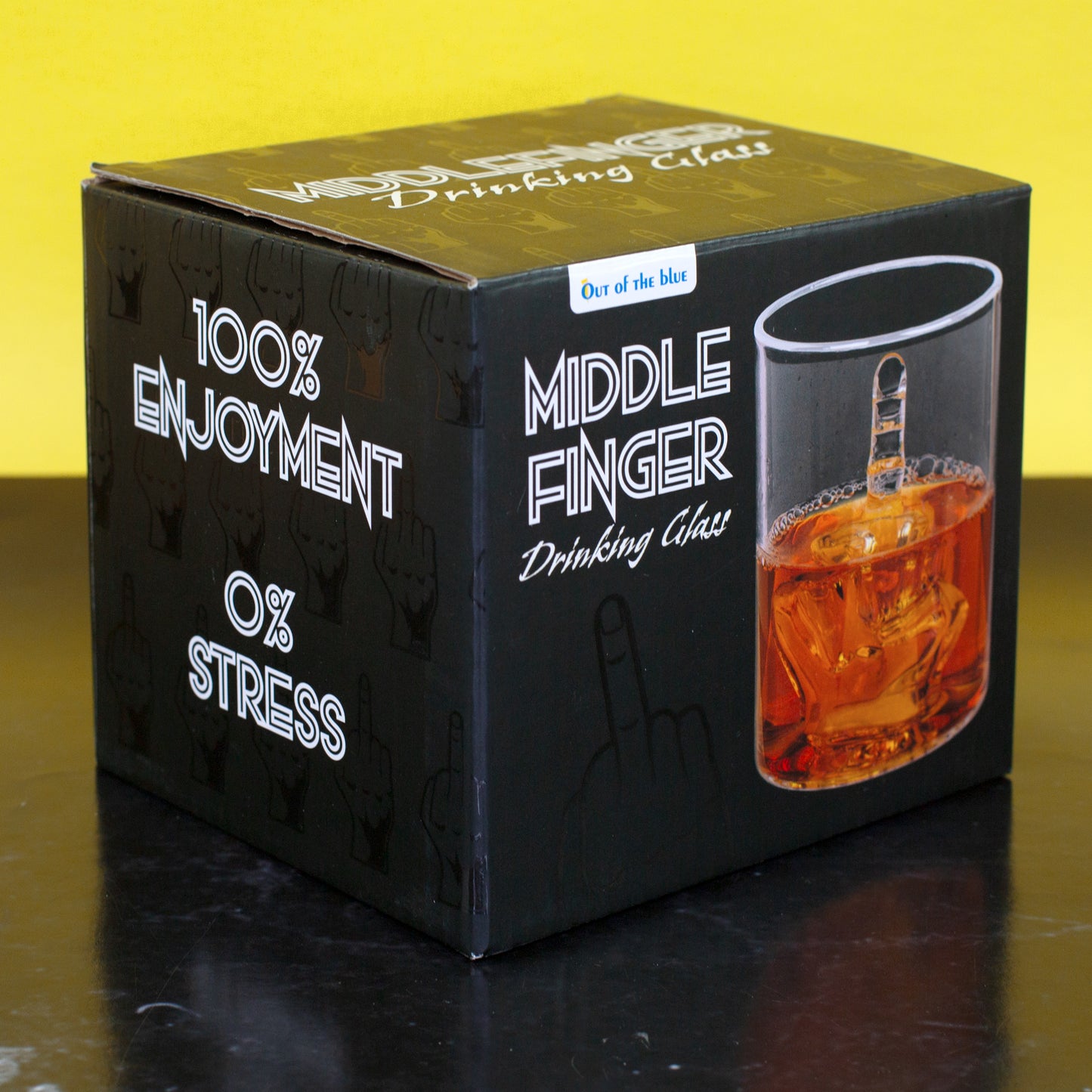 Schwarze Verpackung des Mittelfinger Trinkglases mit Aufschrift 100% Enjoyment 0% Stress