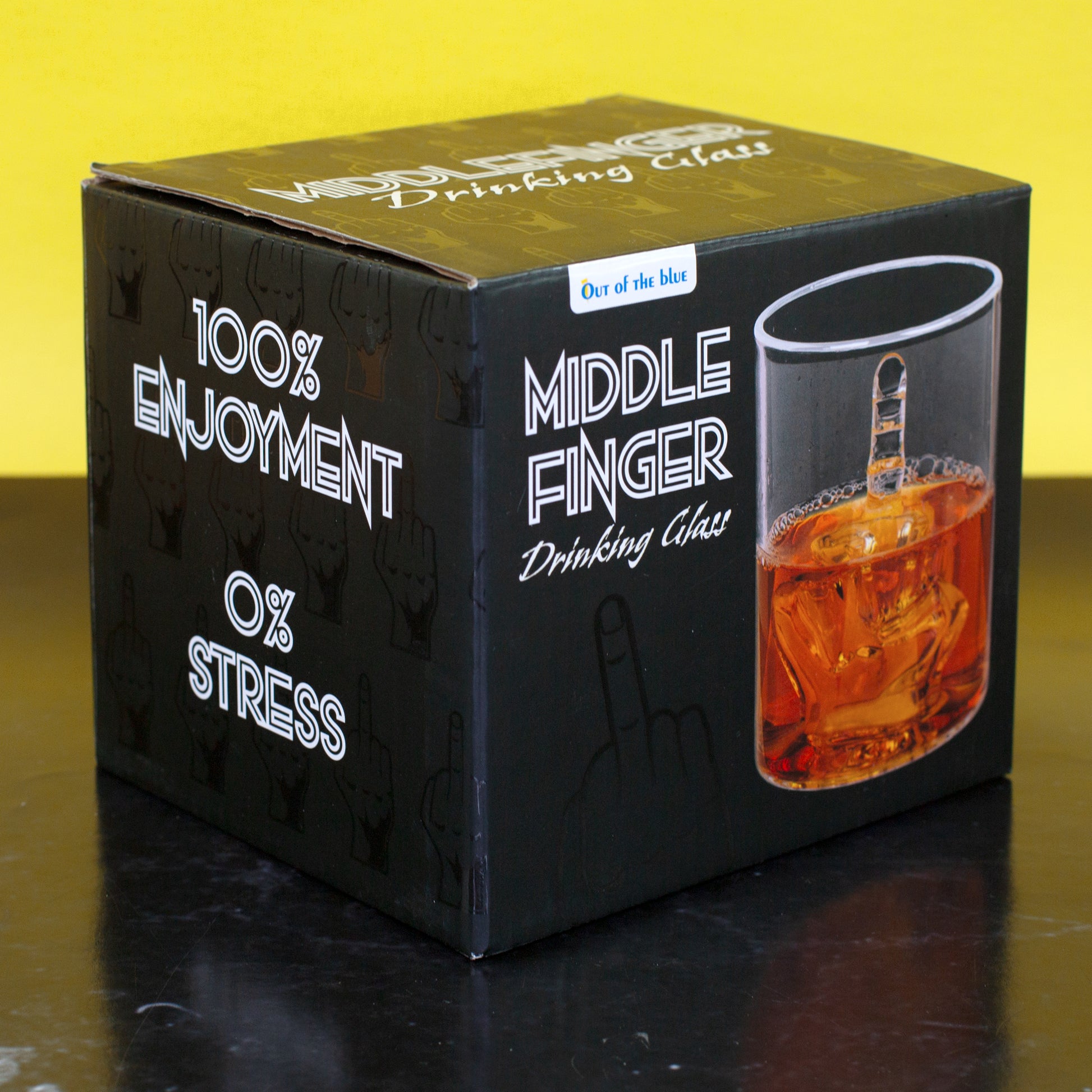 Schwarze Verpackung des Mittelfinger Trinkglases mit Aufschrift 100% Enjoyment 0% Stress