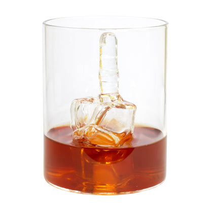 Freigestelltes Mittelfinger Whiskyglas mit Getränk und Glasfigur im Inneren