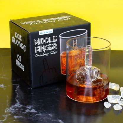 Freches Trinkglas mit Mittelfinger Figur, Whisky und Geschenkverpackung