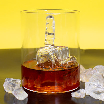 Whiskyglas mit Mittelfinger Figur im Inneren und dunklem Getränk als lustiges Geschenk