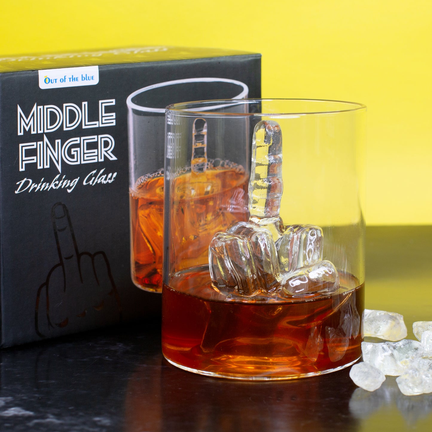 Mittelfinger Drinking Glass mit Verpackung und Whisky als freches Scherz Geschenk