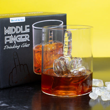 Mittelfinger Drinking Glass mit Verpackung und Whisky als freches Scherz Geschenk