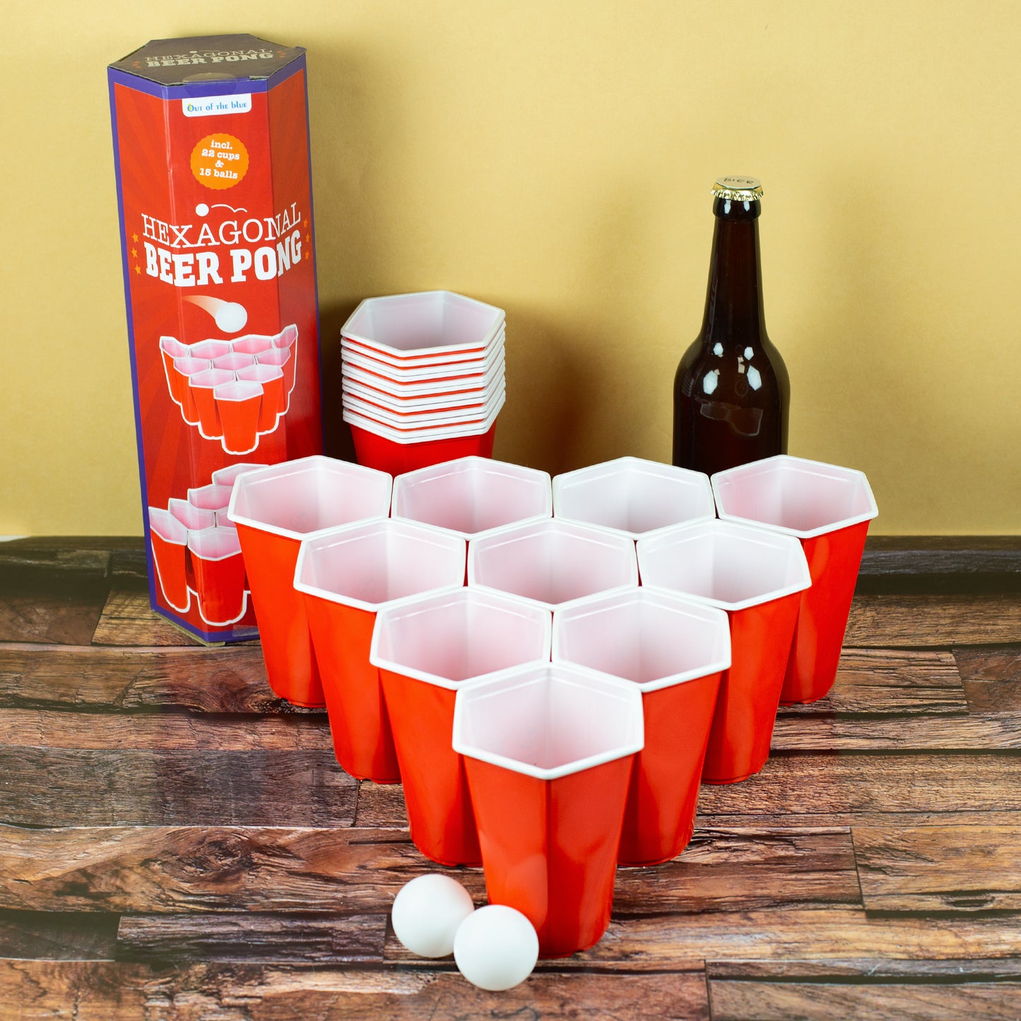 Hexagon Beer Pong Trinkspiel mit 22 roten Kunststoffbechern und 15 weißen Bällen, aufgebaut auf Tisch