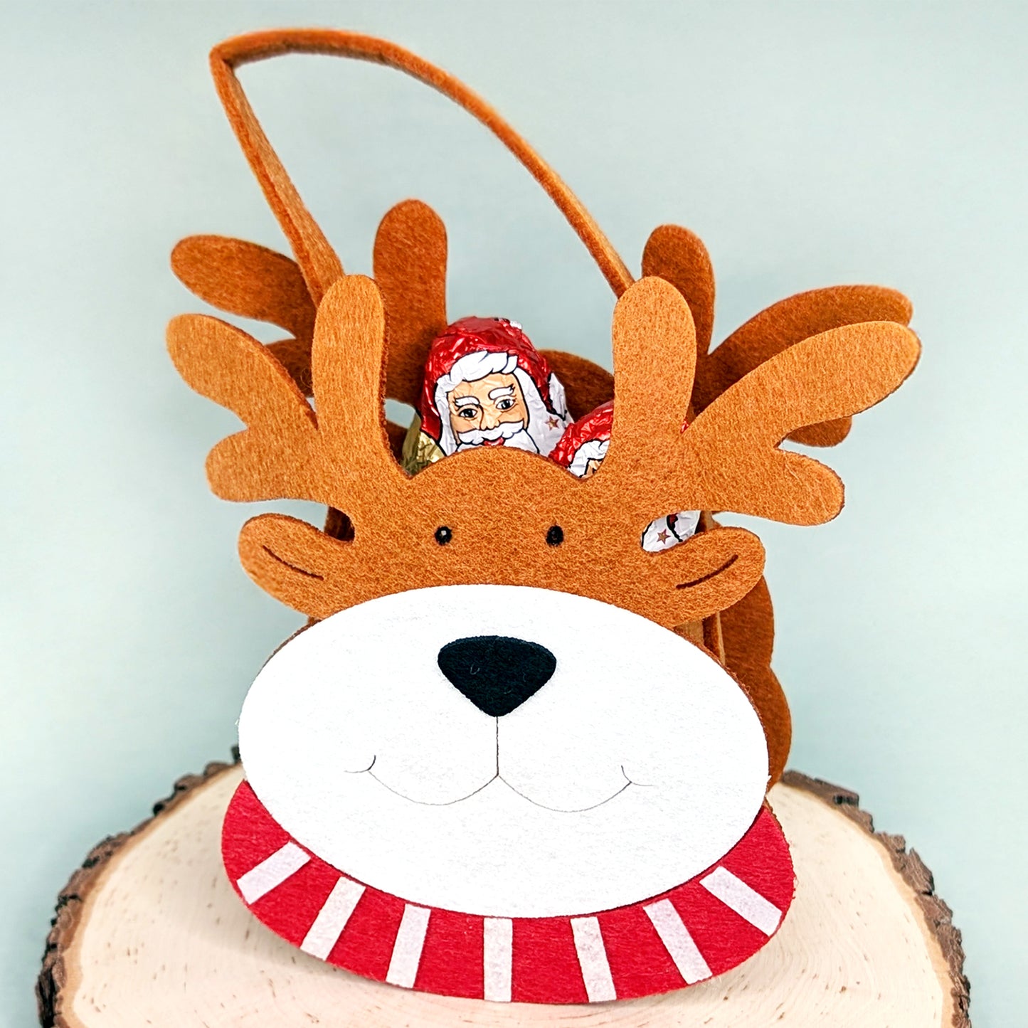 Geschenktüte Weihnachten aus Filz Motiv Rentier mit Schal auf Baumscheibe